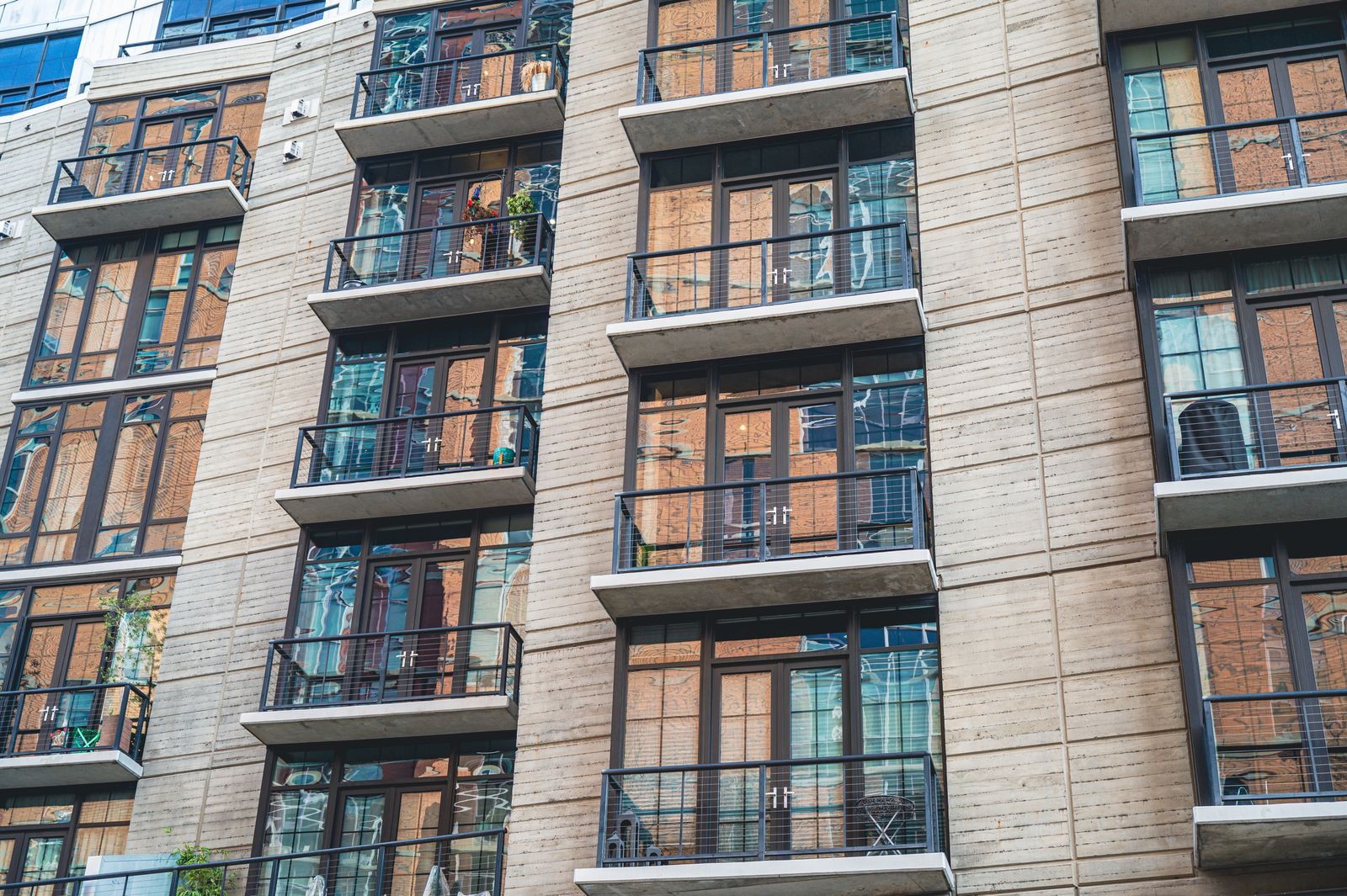Warme Fassade eines Wohngebäudes mit Balkonen